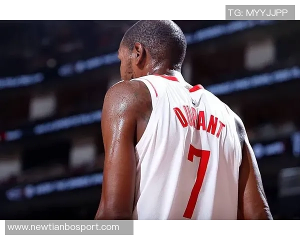 杜兰特场边轻松愉快与火箭助教艾维畅谈免战牌背后心态揭秘